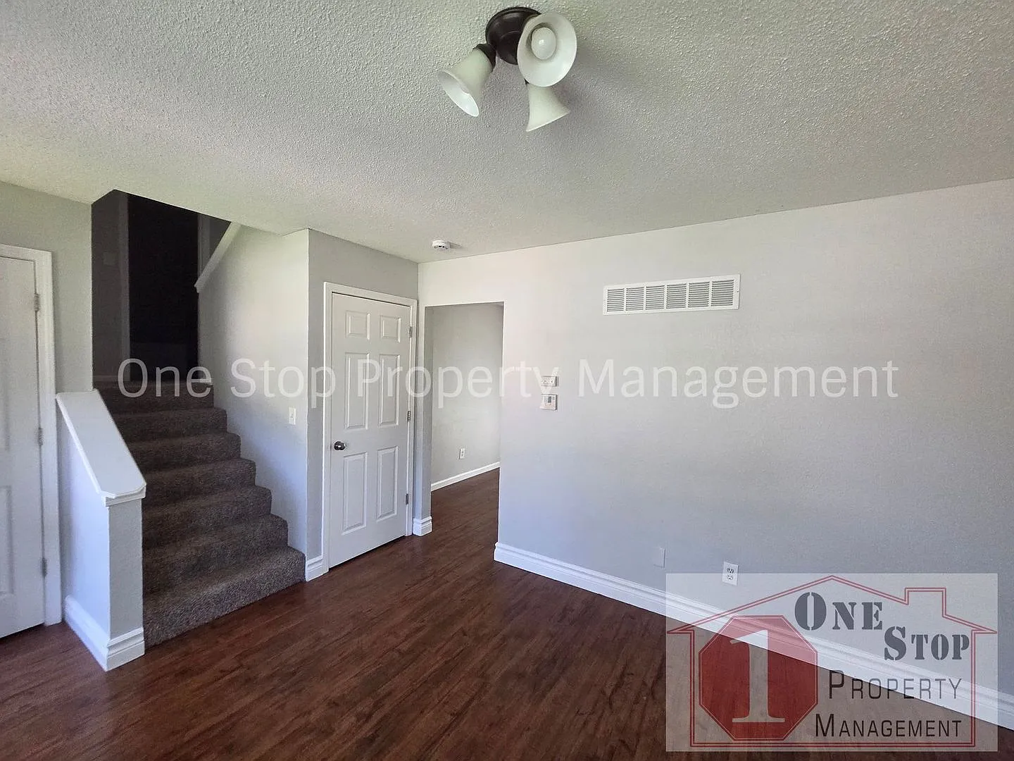 Spacious 3 Bedroom, 1 Bathroom Duplex for Rent — Photo 4