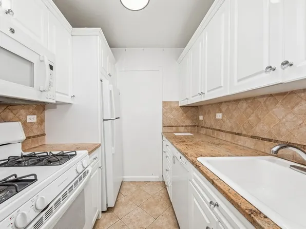 333 East 66th Street image 3 of 7