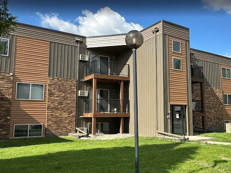 Grand Forks, ND Cedarwood Apartments | Exterior