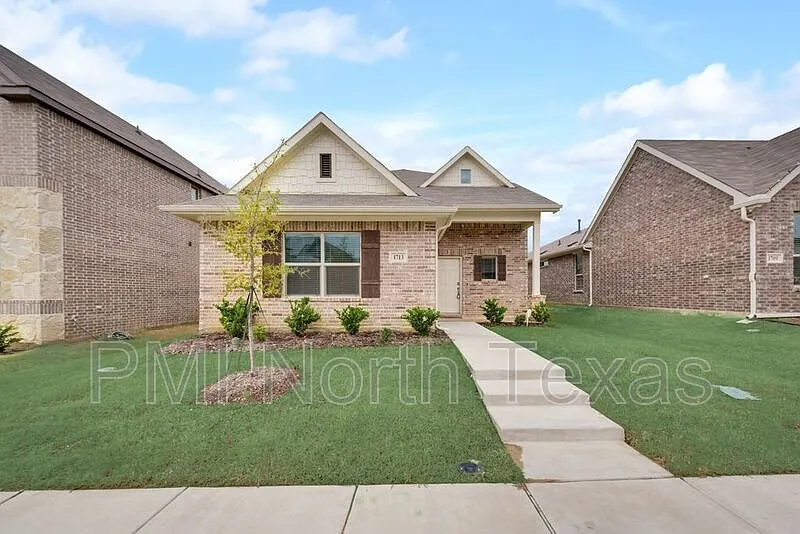 4 bed, 2.5 bath, 2508 sqft, $2,500 — Photo 2