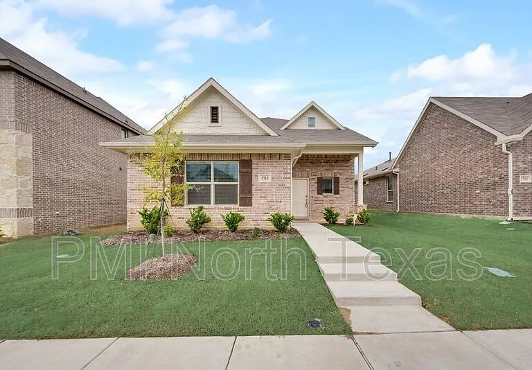 1713 Wayne Ln — Photo 2