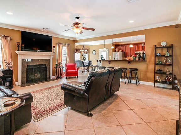 4th image of 260 Edgewood Ln