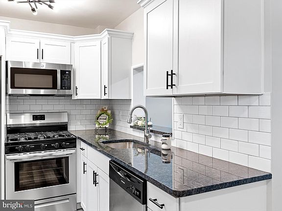 2nd image of 194 King William St #194