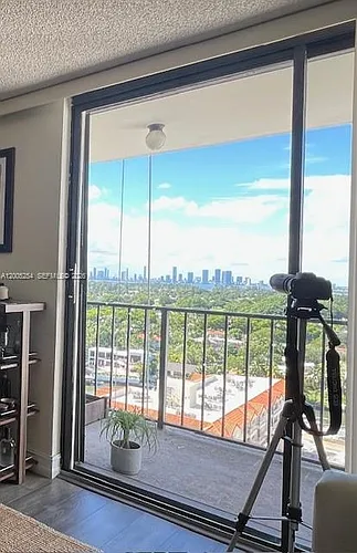 2625 Collins Ave Photo 1