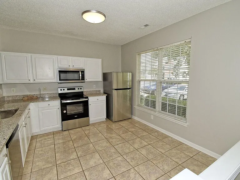 314 Canyon Lake Cir — Photo 7