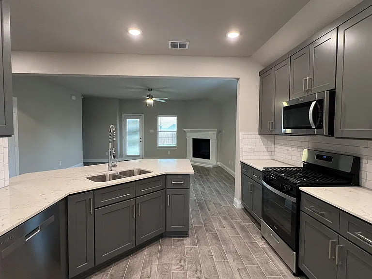 725 Amalfi Way — Photo 3