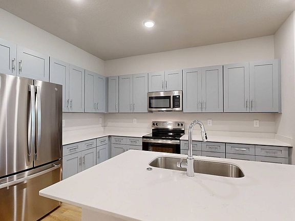 5th image of 90 Avenue E #186