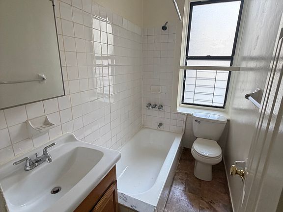 3rd image of 1340 Merriam Ave APT B4