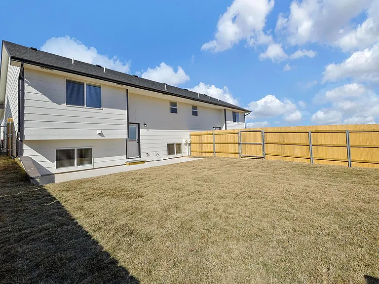 5298-5300 N Toben Dr — Photo 18