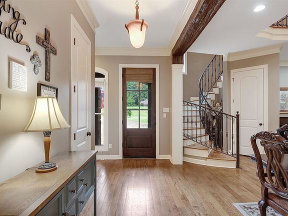 2nd image of 450 Woodsedge Dr