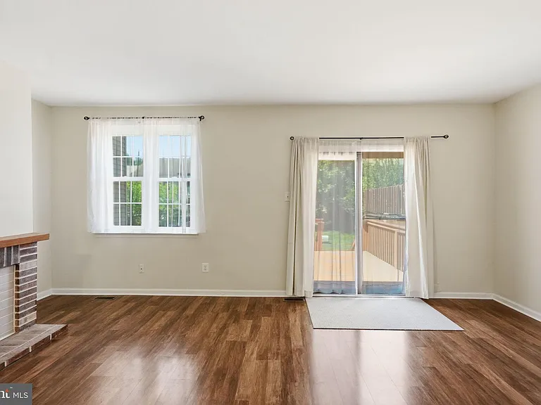 204 Livingston Ct — Photo 11