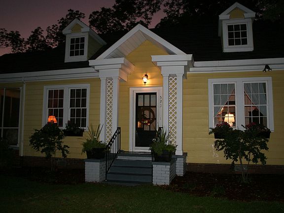 523 Maple St in evening