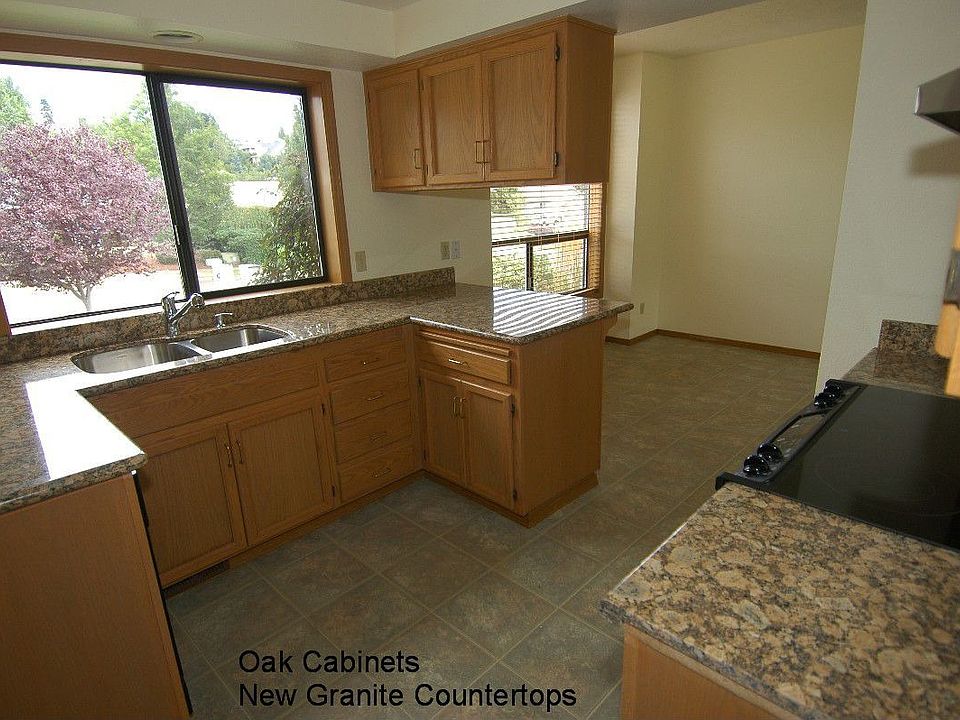 Oak Cabs. w/Granite