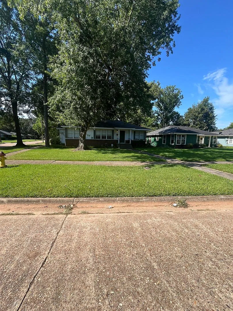351 Leo Avenue — Photo 1