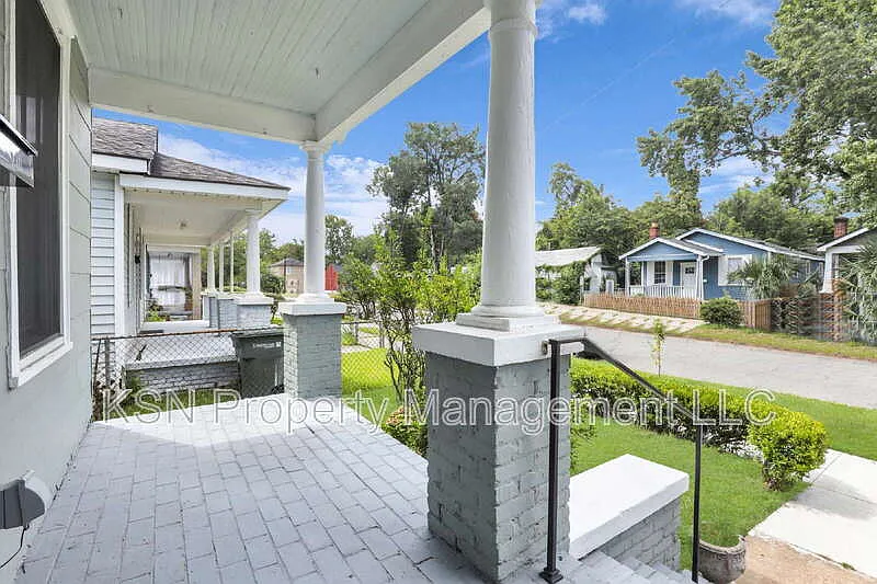 2 bed, 1.0 bath, 720 sqft, $1,800 — Photo 3