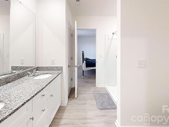 3rd image of 1321 Western Hills Ln