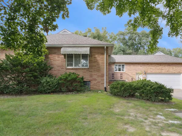 1624 Rainbow Dr, Cedar Falls, IA 50613