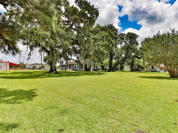 444 Clay St, West Columbia, TX 77486