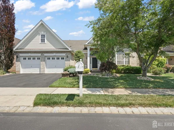 93 Country Club Dr, Monroe Township, NJ 08831