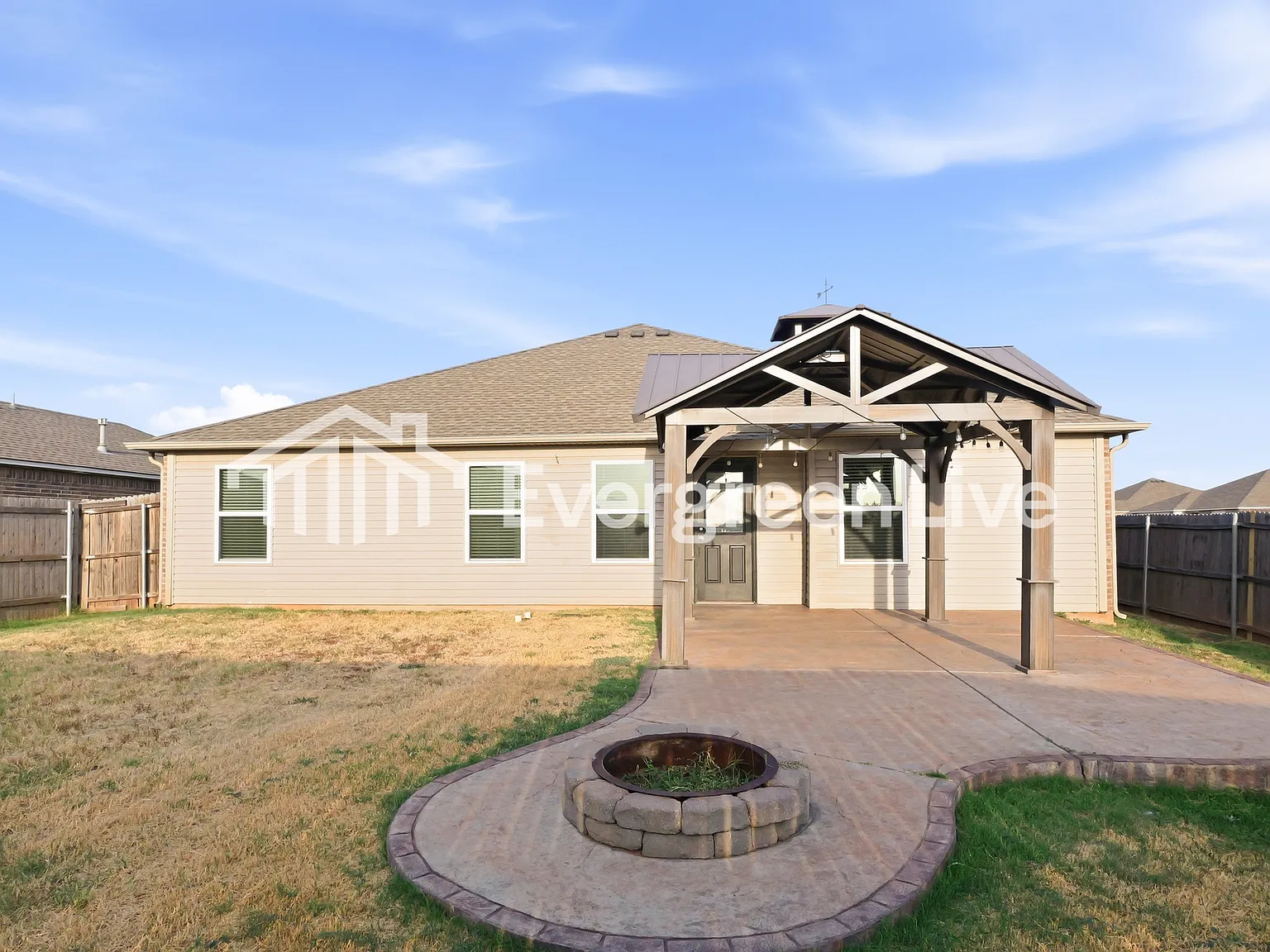 4 bed, 2.0 bath, 1710 sqft, $1,645 — Photo 2