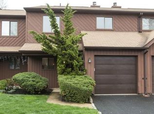 4 Palm Ct, Edison, NJ 08820