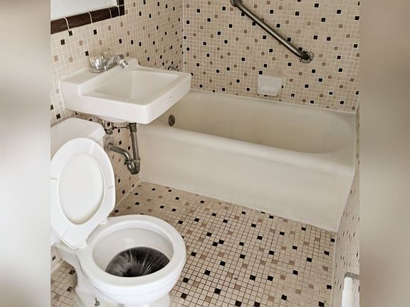 5th image of 220 23rd St APT 205