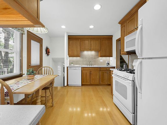 5th image of 18W145 Belair Ct