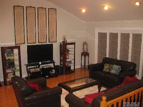 3rd image of 9 De Chiaro Ln