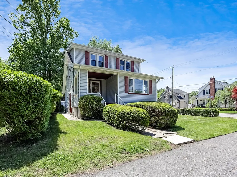 135 E Linden Ave — Photo 2