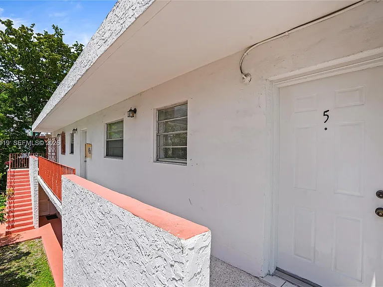 461 SW 7th St #5 — Photo 4