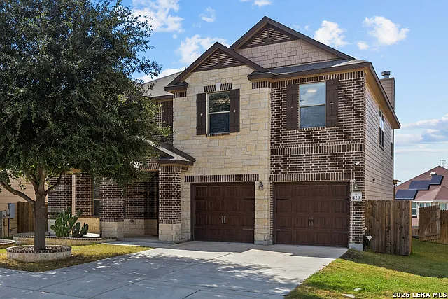 4 bed, 2.5 bath, 3242 sqft, $2,800 — Photo 1