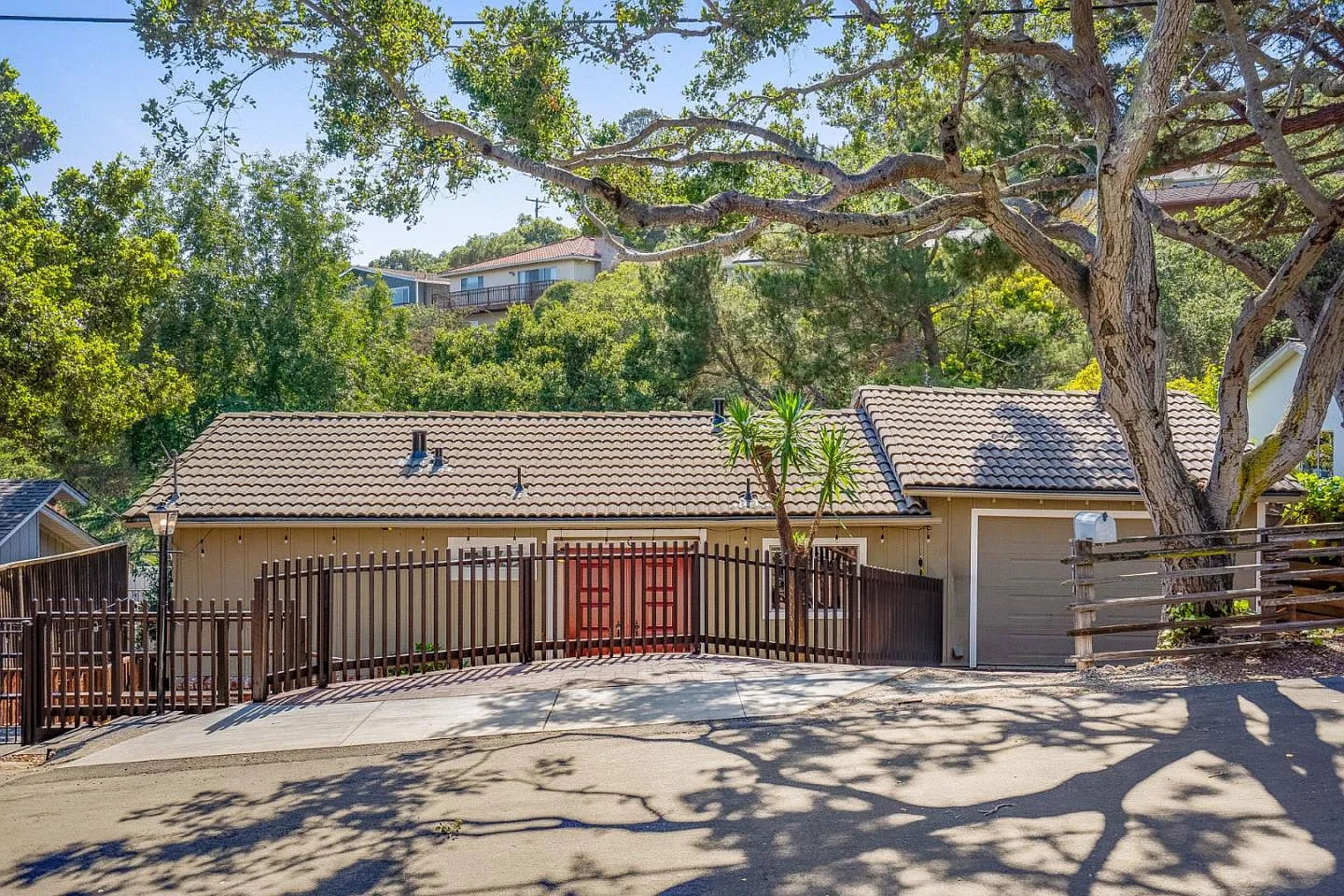 1617 Manzanita Ave photo 1