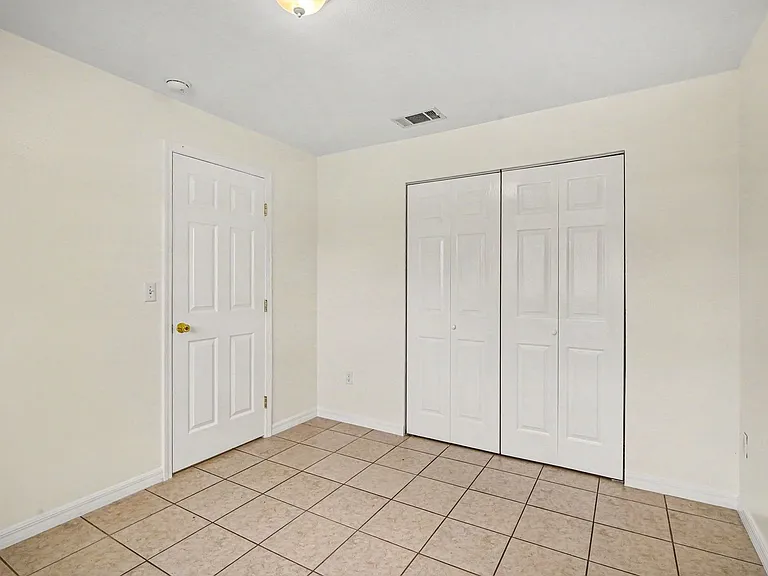 255 W Towne Pl — Photo 4