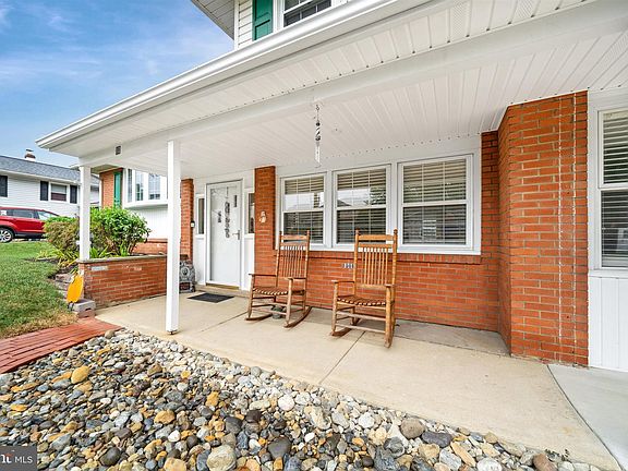 3rd image of 10 Alcott Dr