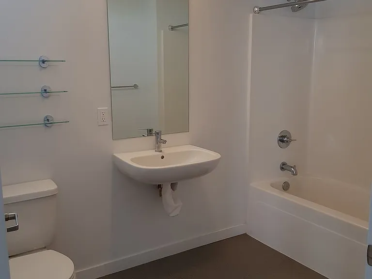 Hamilton- Your Bright, Modern City Home! — Photo 23