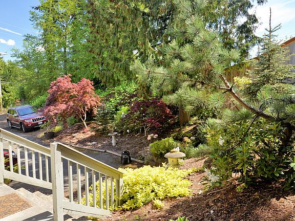 Nice Front and Backyard with JACUZZI option