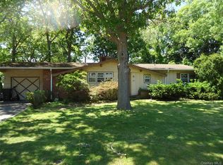 8 Graham Rd, Hampton Bays, NY 11946