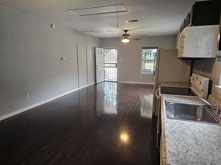 605 Loeb St — Photo 5