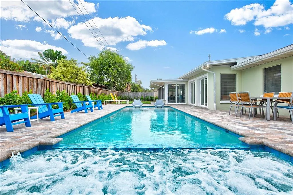 3 bed, 2.0 bath, 1376 sqft, $7,750 — Photo 4