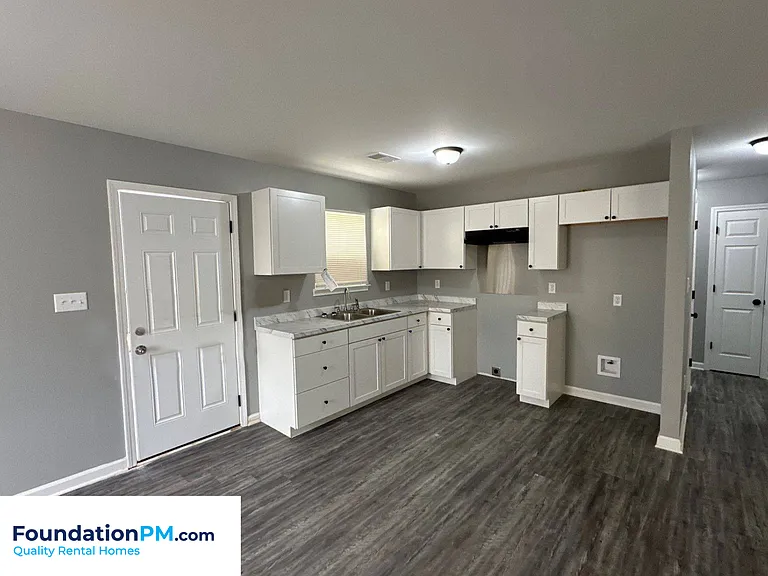 605 Howard Dr — Photo 3