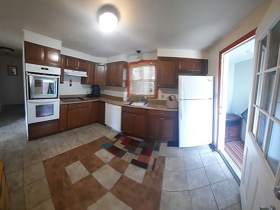 3rd image of 155 Fontaine Dr