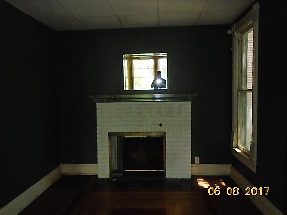 4th image of 694 W Lexington Ave