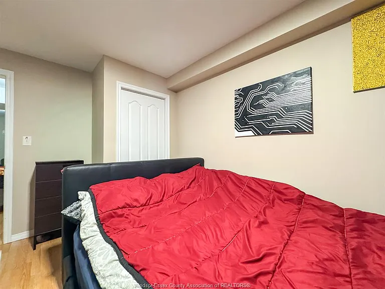 4583 Helsinki Cres — Photo 27