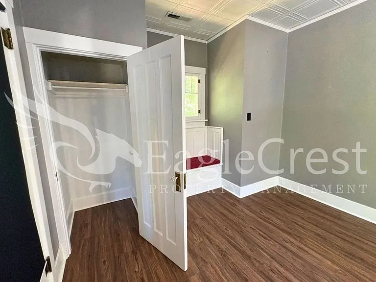 304 S Division St — Photo 16