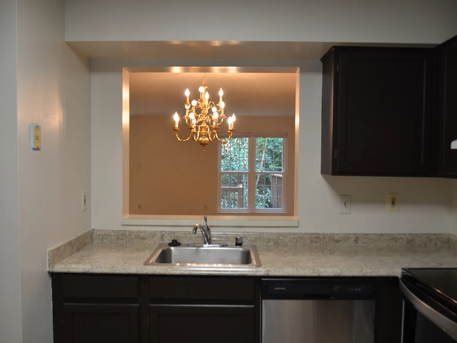 4 bed, 3.5 bath, 2100 sqft, $2,700 — Photo 4