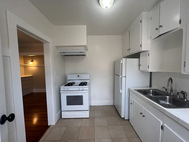 433 W Windsor Rd — Photo 9
