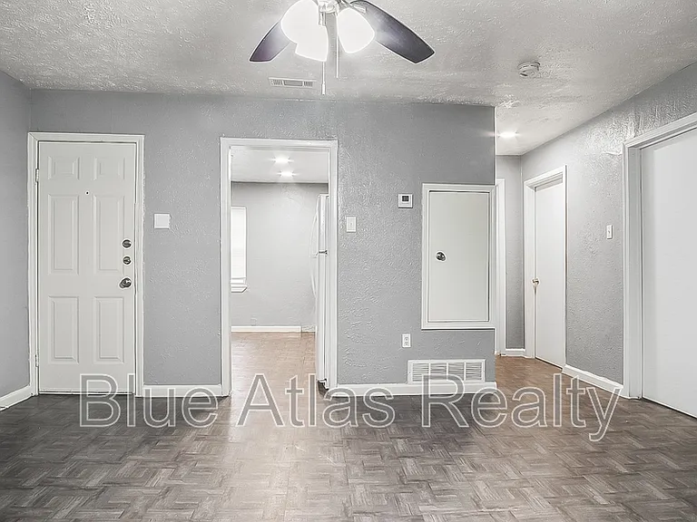 2215 Riverview Dr #D — Photo 1