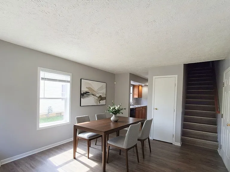 127 E Mulberry St — Photo 4