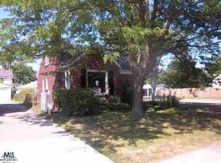 1490 Anita Ave, Grosse Pointe Woods, MI 48236