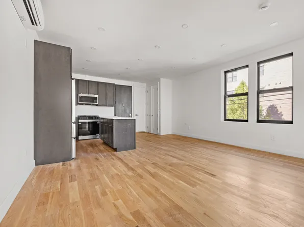 462 Maple Street image 4 of 16